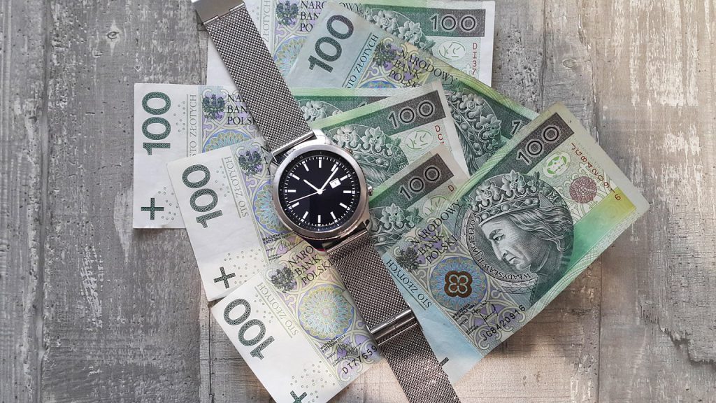 Jak przeliczyć brutto na netto - pieniądze i zegarek 