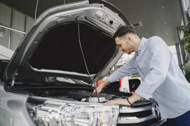 Jak sprawdzić pobór prądu w samochodzie? Monitoruj zużycie energii
