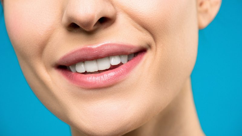 naturalne wybielanie zębów