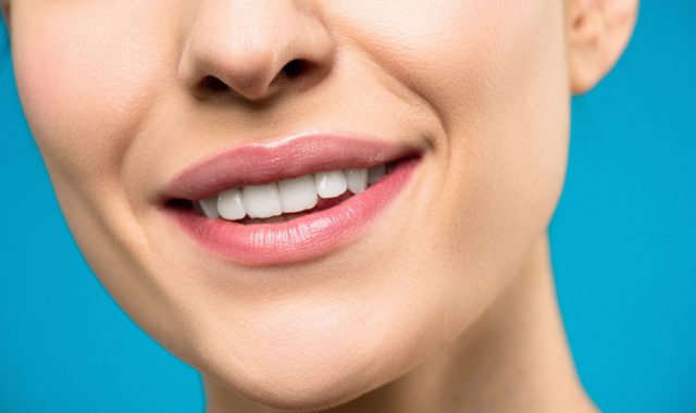 Sposoby na naturalne wybielanie zębów – zrób to sam