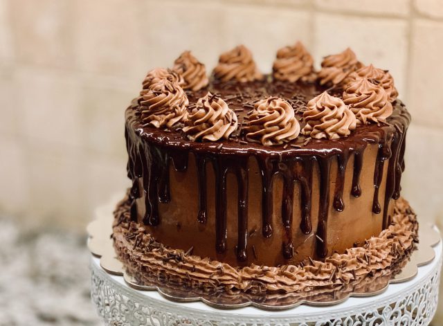 Jak obliczyć koszt kilograma tortu urodzinowego?