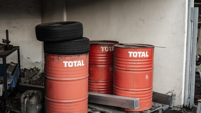 Jak dużo kosztuje baryłka ropy?