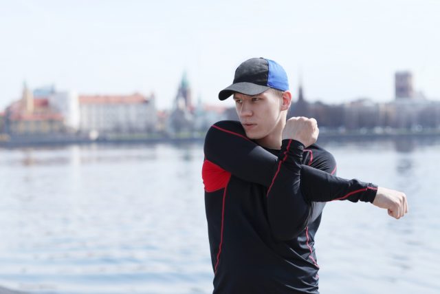 Sportowe dodatki od Denley: kominy i czapki idealne na wiosenny jogging